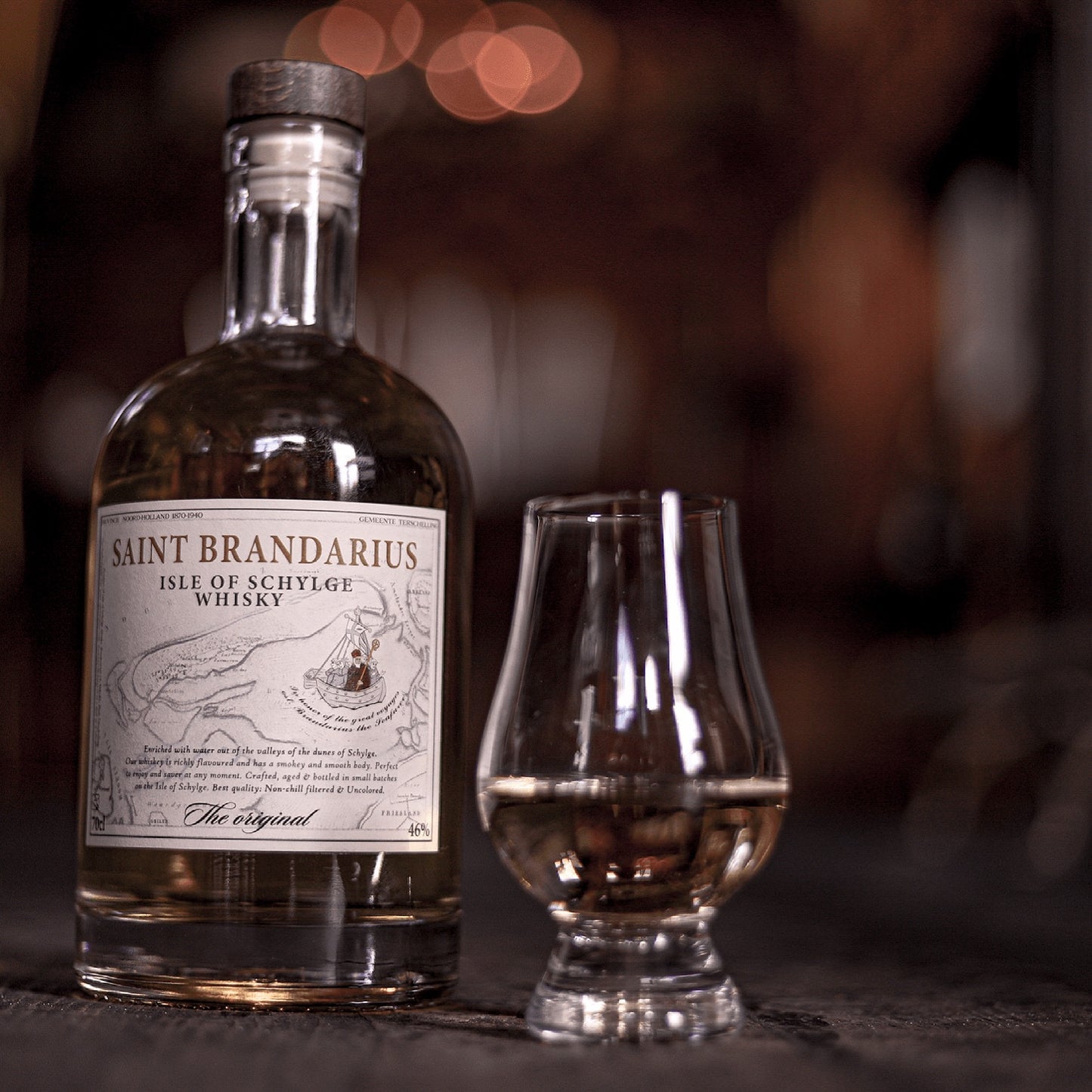 Bekroond tot de lekkerste whisky van Terschelling, de Saint Brandarius whisky afgebeeld op de bar met een ingeschonken glas.