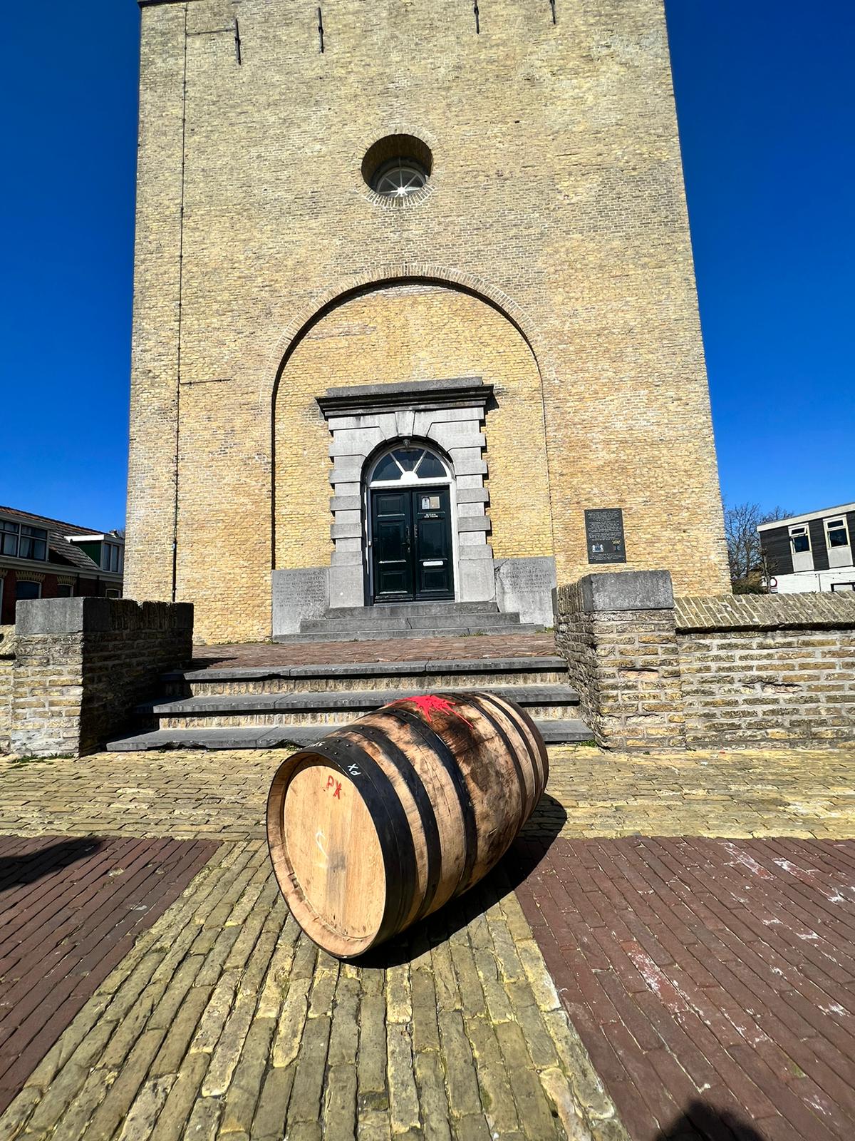Foto van een vat whisky bij de vuurtoren Brandaris op Terschelling.